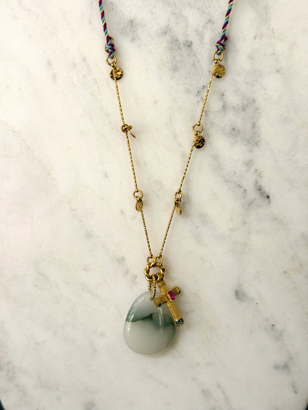 Collar Con Piedra Mineral y Colgante De Cruz